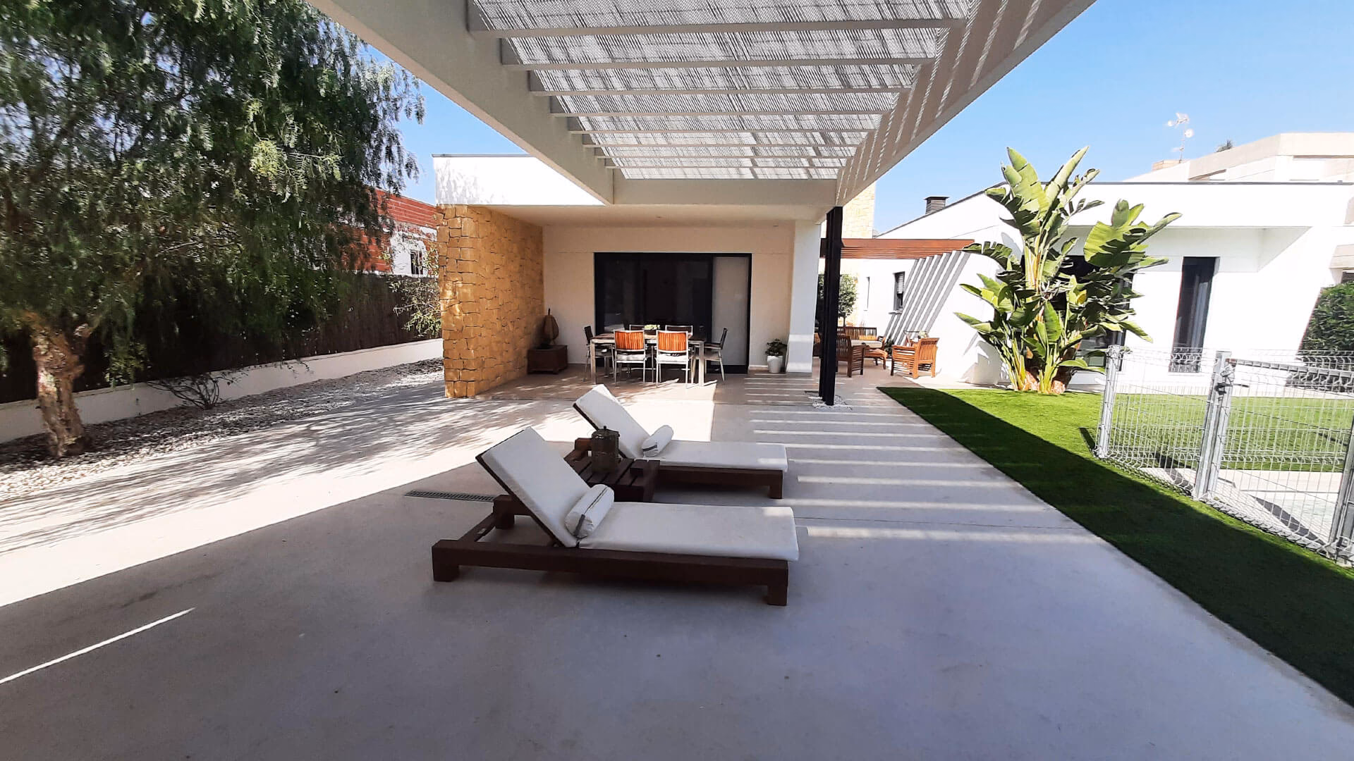 ¿Puedo construir una ampliación en el frente de mi casa?