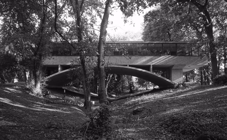 ¿Cuánto mide la Casa sobre el Arroyo?