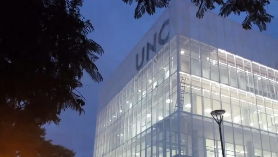 ¿Cuántas personas entran en el comedor universitario de la UNC?