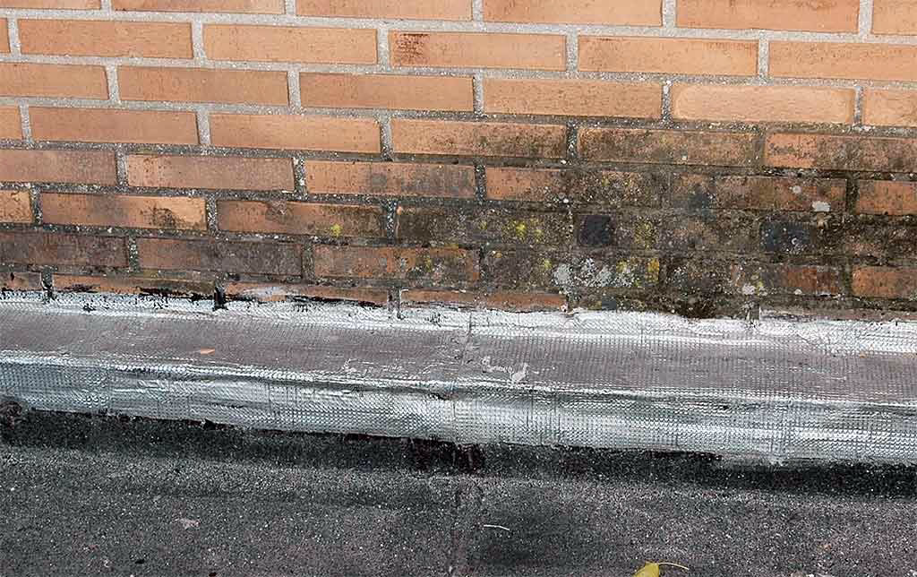 ¿Qué tipo de daño estructural puede ser causado por filtraciones en los muros?