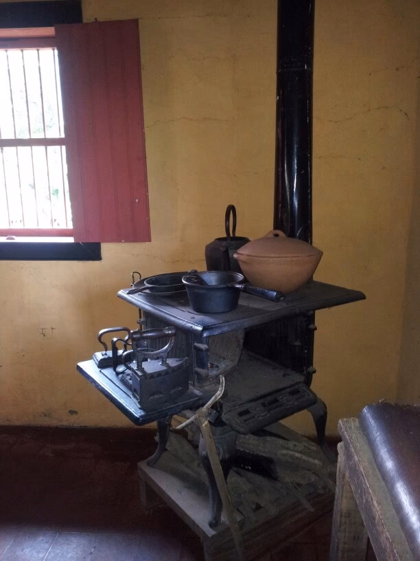 ¿Por qué hay aislamiento en mi estufa de leña?