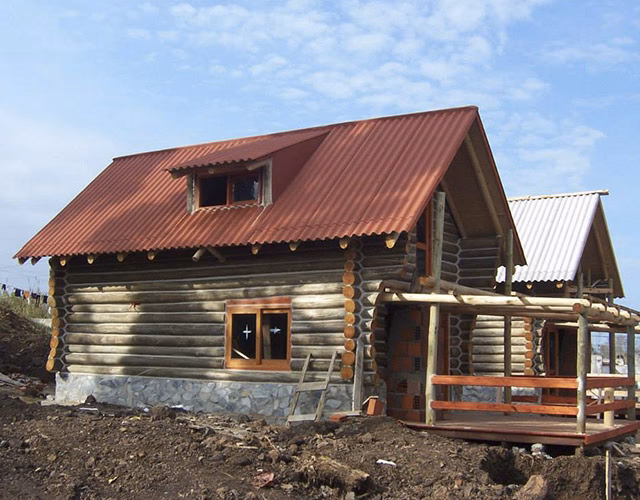 ¿Cuánto tiempo se tarda en construir una cabaña de madera sencilla?