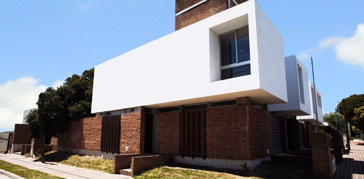 ¿Por qué se colocan tanques de agua en la parte superior de los edificios?