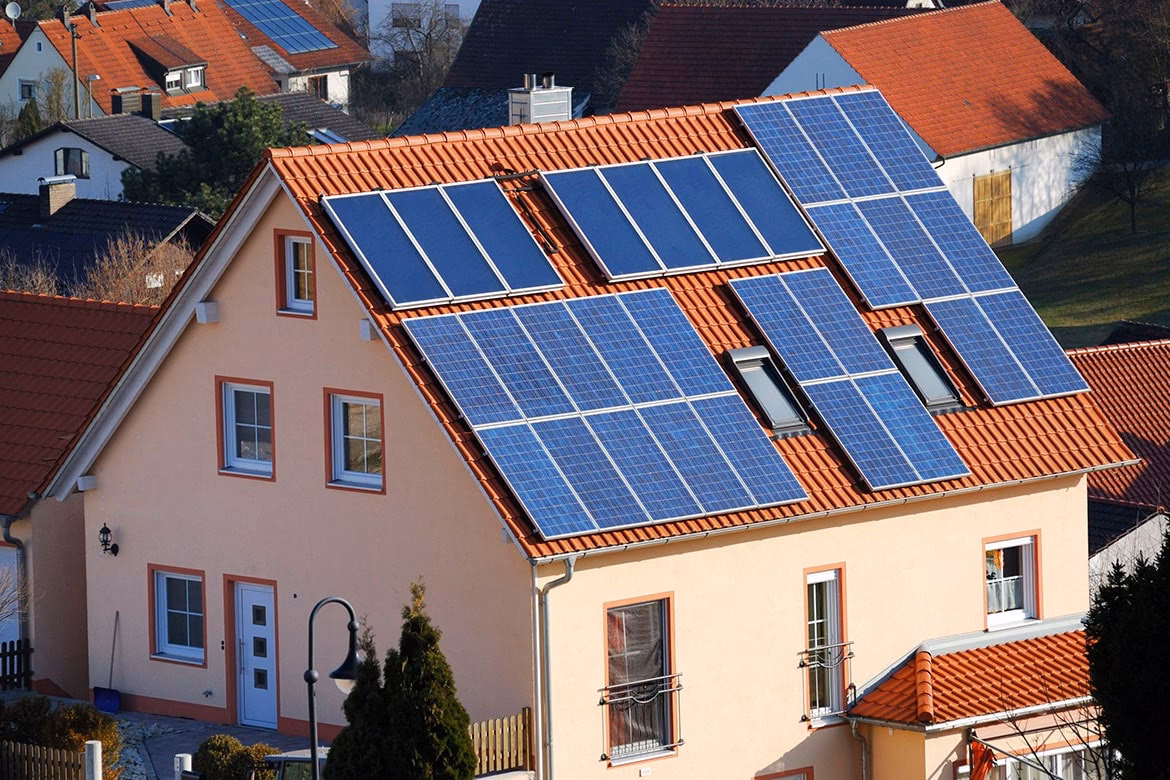 ¿Es más barato construir o comprar paneles solares?