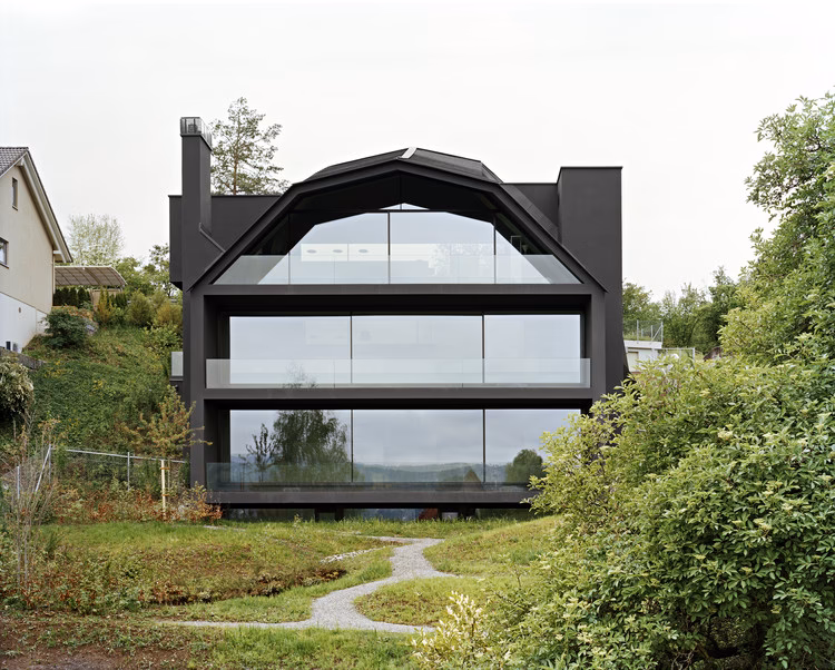 ¿Cuánto cuesta construir una casa en un lago?