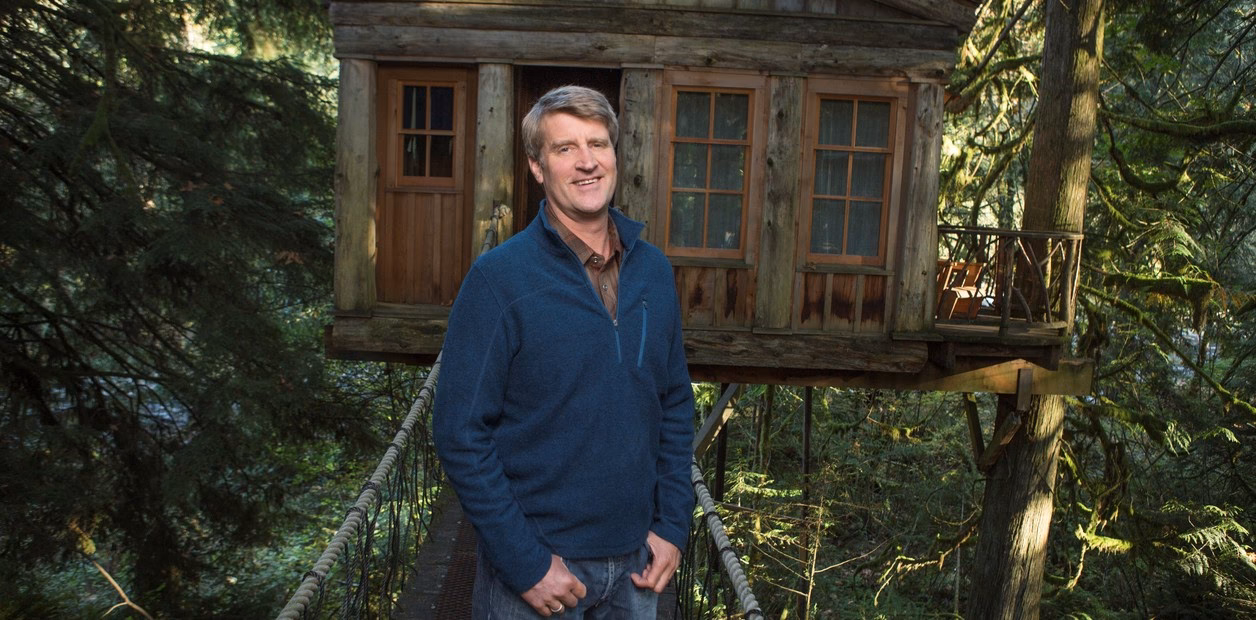 ¿Cuál es el programa donde el chico construye casas en los árboles?