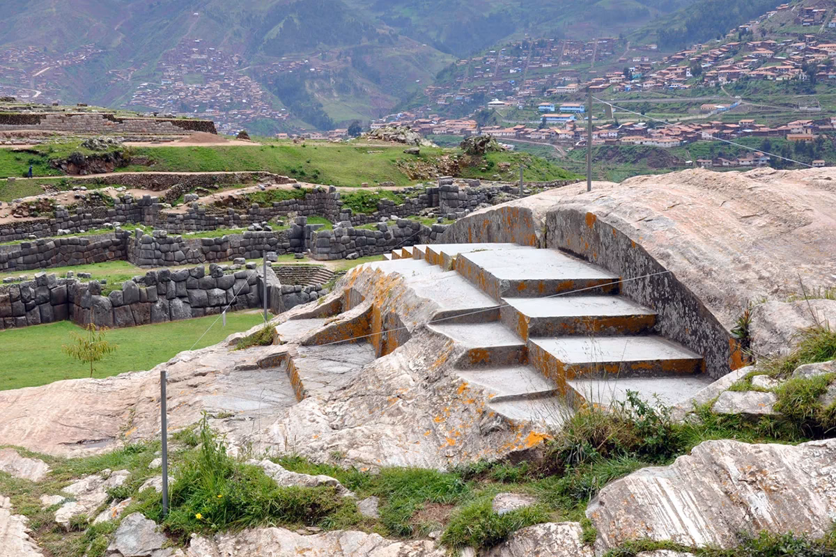 ¿Qué características tiene la construcción de la arquitectura Sacsayhuamán?