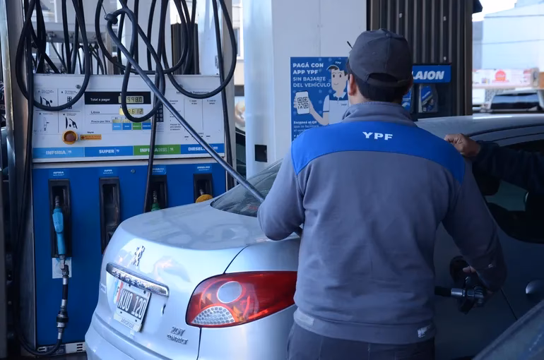 ¿Qué impuestos tiene la nafta en Argentina?