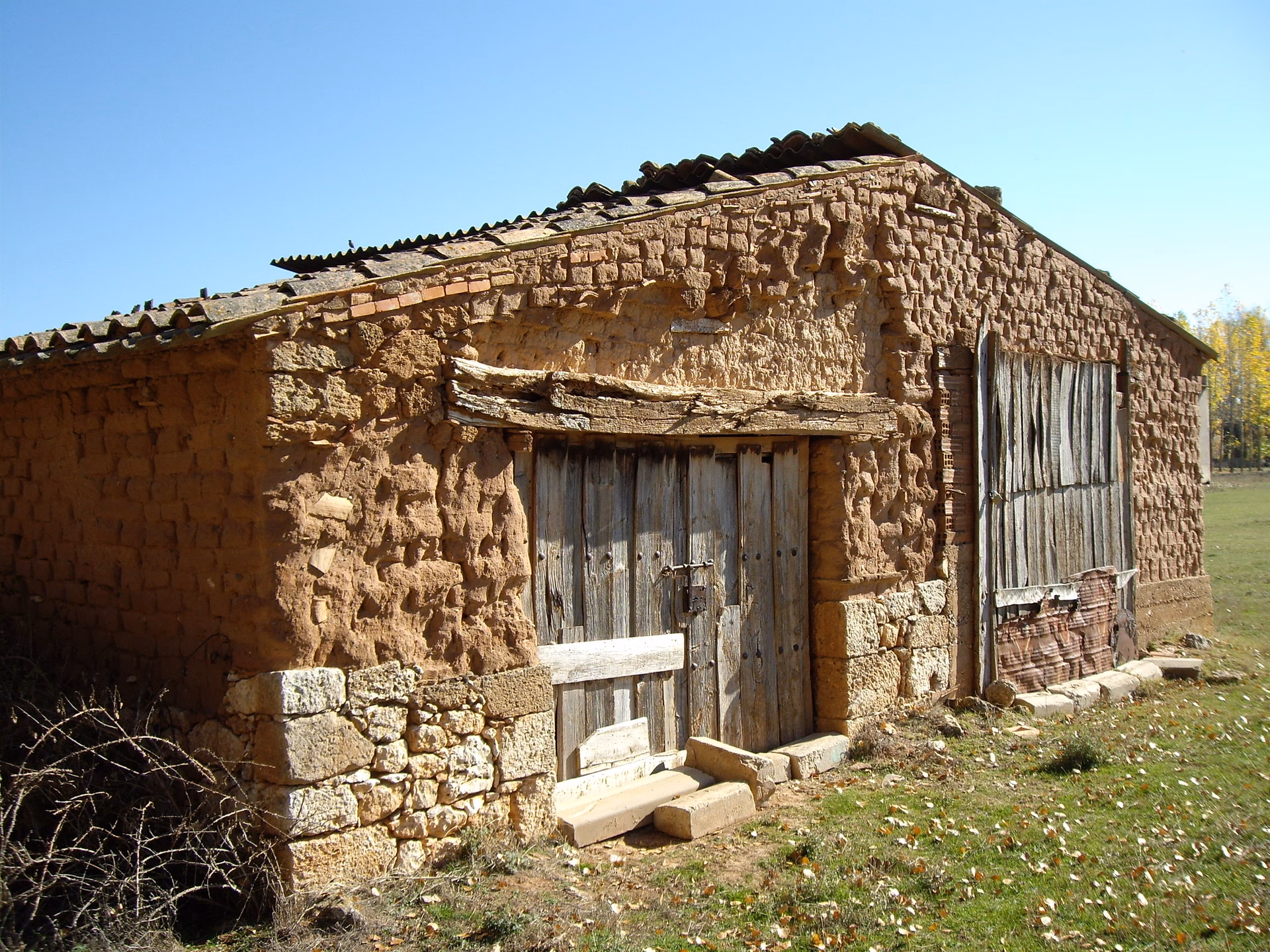 ¿Qué materiales se utilizaban para construir casas en la edad antigua?