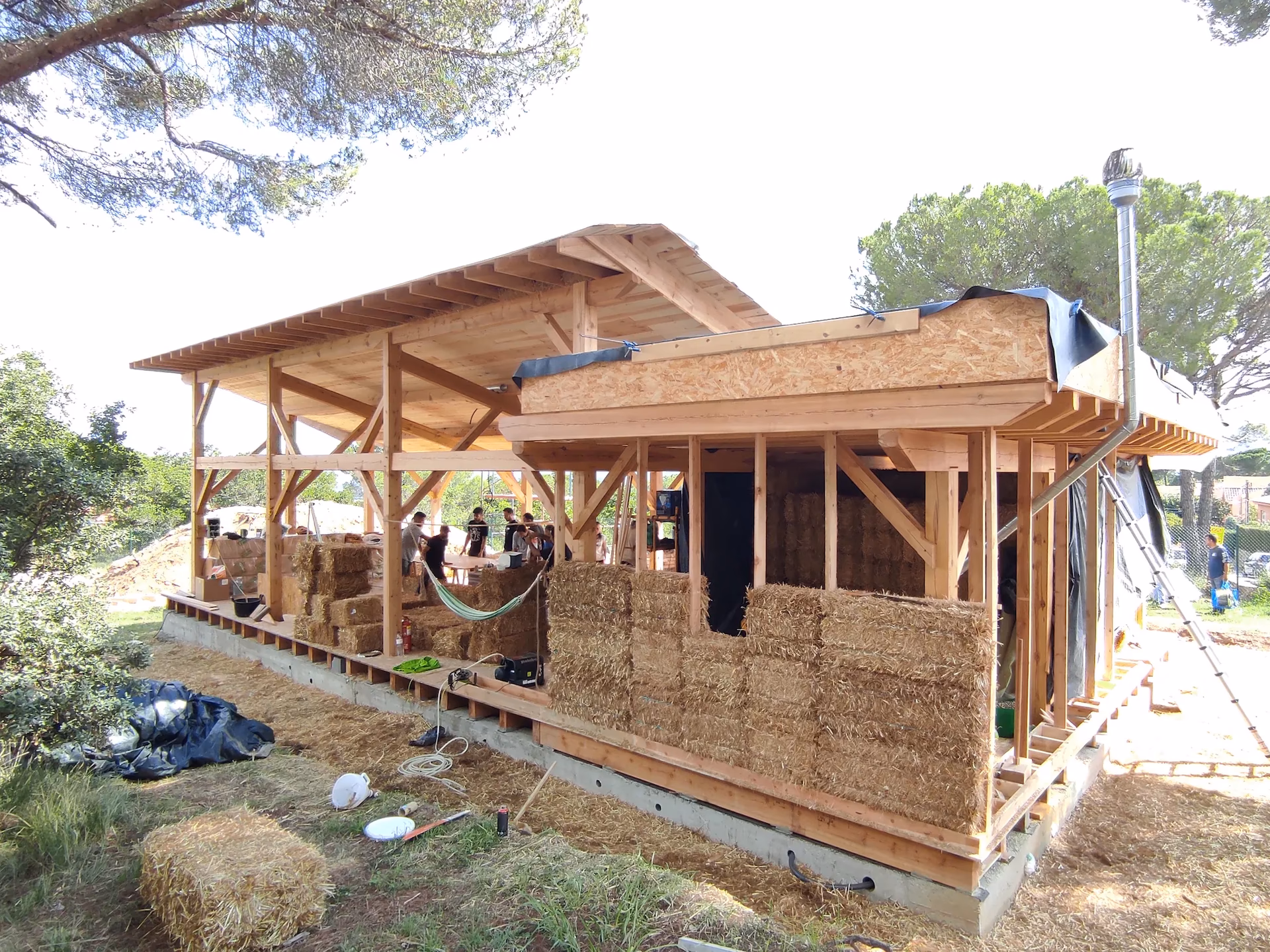 ¿Qué materiales se necesitan para la construcción con balas de paja?