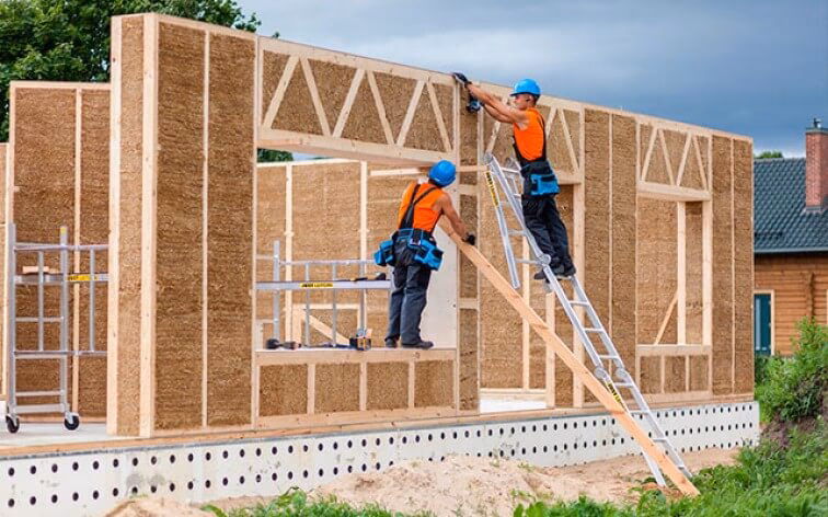 ¿Qué recursos naturales utilizaban para la construcción de las casas?