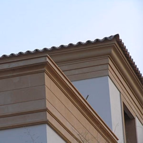 ¿Cómo se llaman las molduras alrededor de las ventanas?