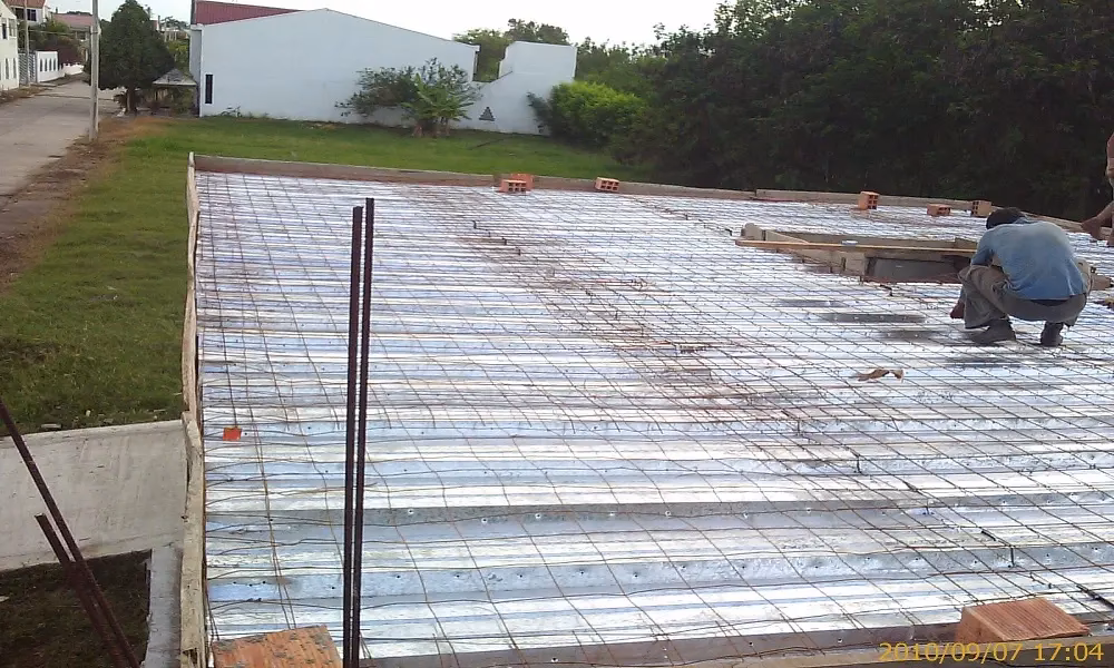 ¿Cuánto mide una placa para casa prefabricada?