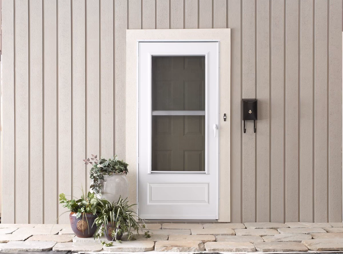 ¿Qué es mejor para una puerta exterior, aluminio o PVC?